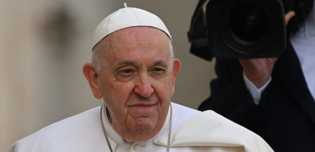 Papa Francisco es hospitalizado