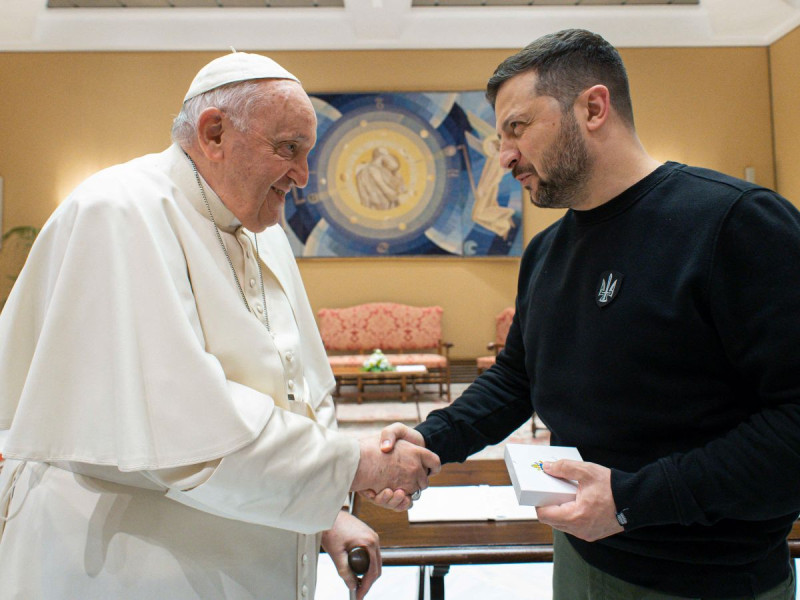 Papa Francisco se reúne con presidente de Ucrania