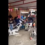 Motociclistas se agarran a sillazos