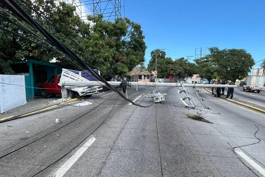 Hasta 10 horas para restablecer vialidad y luz tras accidente en Boca del Río