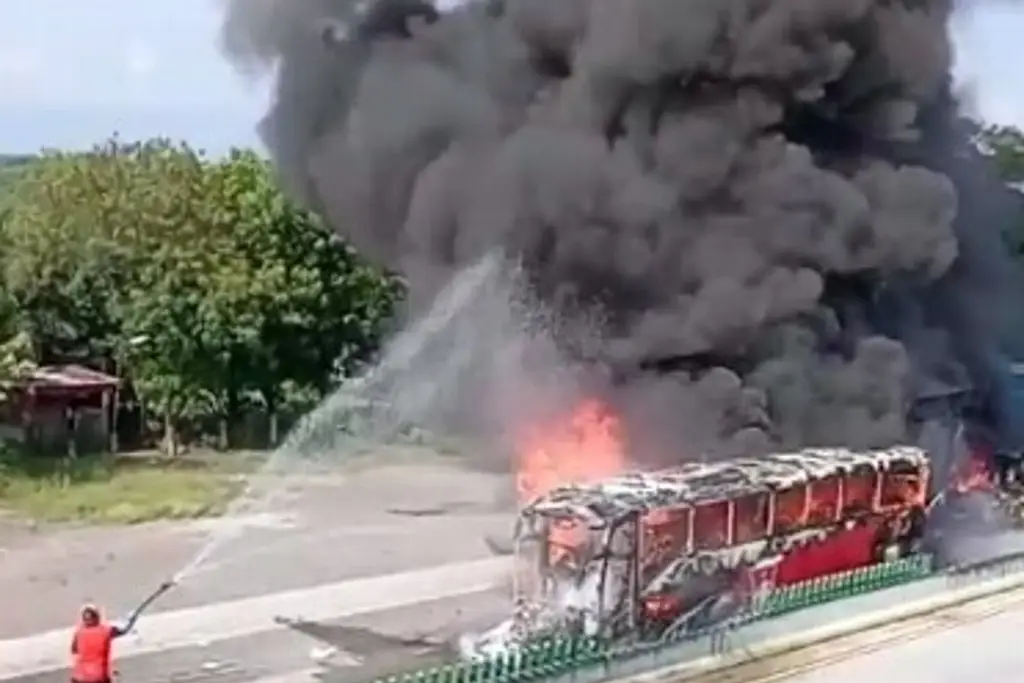 Autobús se incendia en la Córdoba–Veracruz; 14 pasajeros resultan heridos
