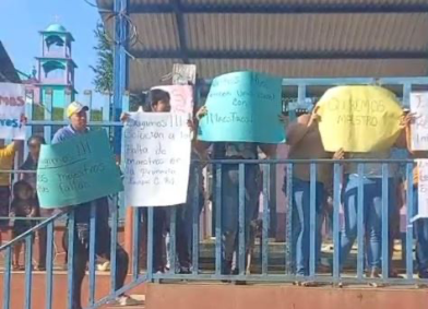 Padres toman escuela en Tepatlaxco: exigen maestros para 200 alumnos
