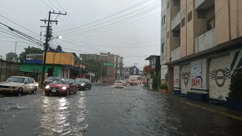 Lluvias torrenciales golpean al sur de Veracruz; Coatzacoalcos entre los más afectados