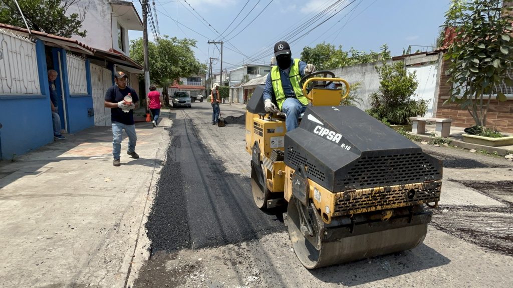 Bachean tramo en la avenida Los Pinos de Fortín