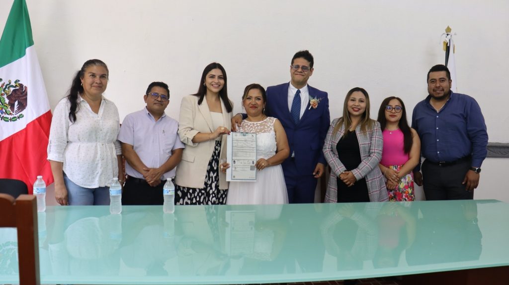 Pareja legaliza su amor en sala de cabildo fortinense. ¡Felicidades!.