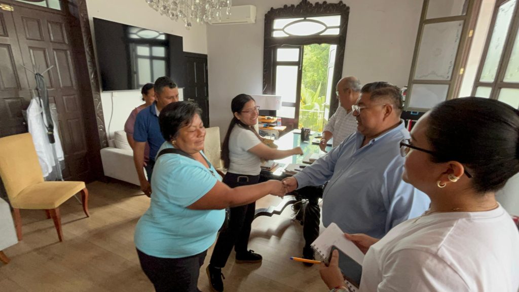 Alcalde de Fortín dialoga con colonos antorchistas y de La Llave