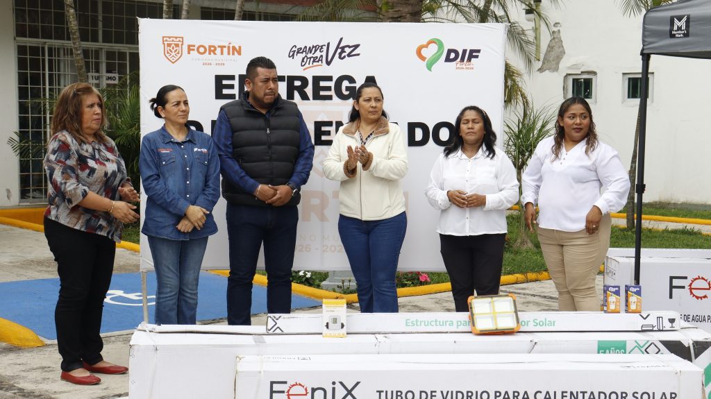 Reciben familias calentadores solares a bajo costo.