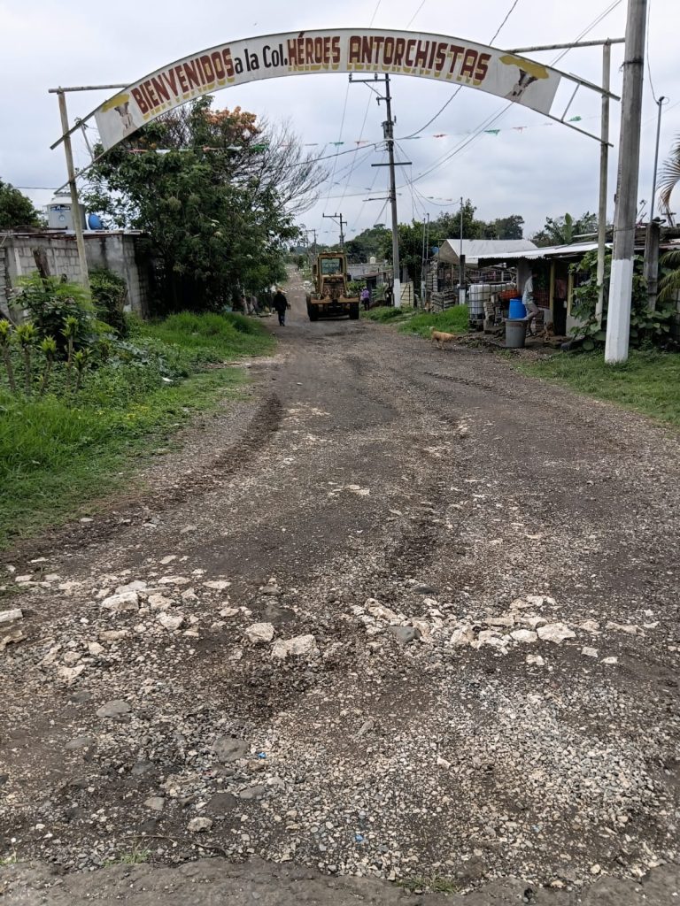 Limpian y abren cunetas camino a Villa Unión
